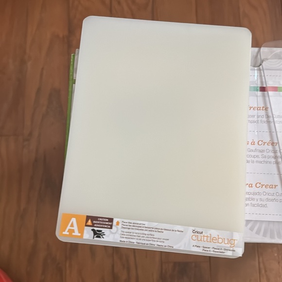 Cricut Cuttlebug never used but comes with original box - Picture 3 of 6